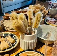 Ribbed utensil holder